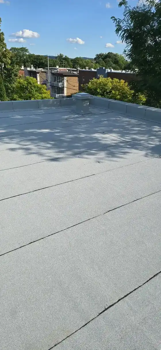 Toit plat avec membrane élastomère installée par Les Couvertures LFB
