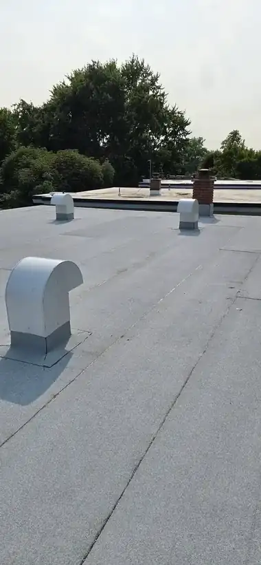 Membrane blanche — surface complète — réalisation de toiture par Les Couvertures LFB inc. à Montréal