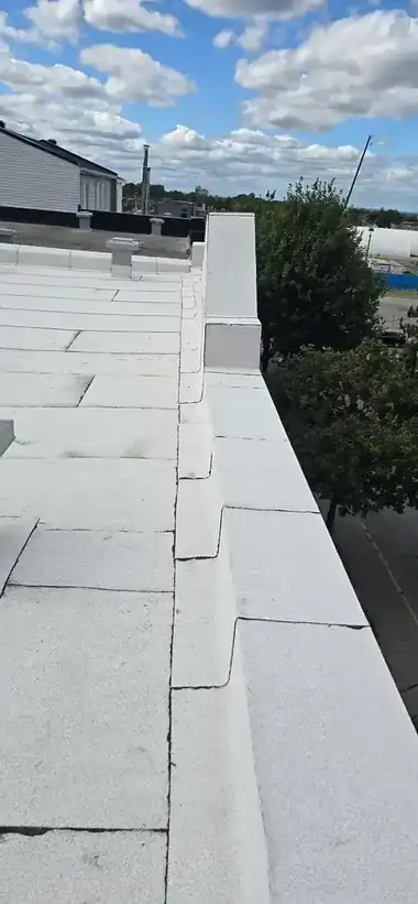 Parapet et relevés — chantier commercial — réalisation de toiture par Les Couvertures LFB inc. à Montréal