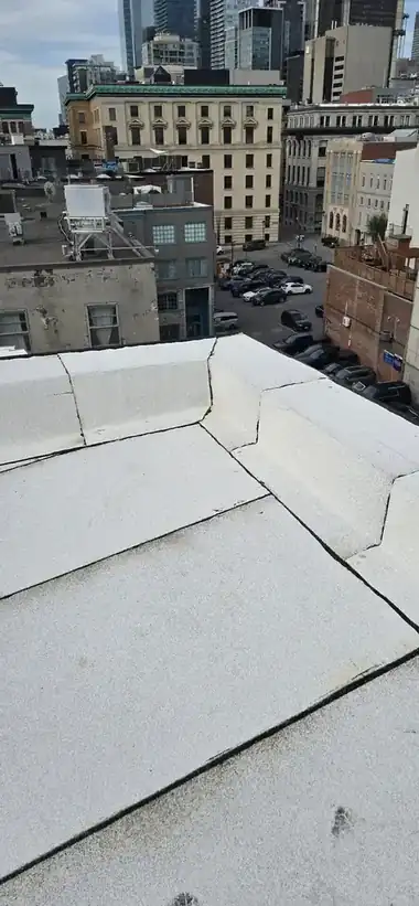 Toit plat au centre-ville — vue panoramique — réalisation de toiture par Les Couvertures LFB inc. à Montréal