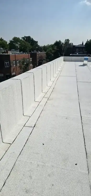 Toiture commerciale — parapets et membrane blanche — réalisation de toiture par Les Couvertures LFB inc. à Montréal