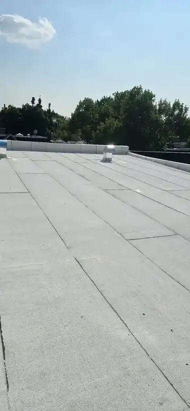 Toiture plate — membrane élastomère et évent — réalisation de toiture par Les Couvertures LFB inc. à Montréal